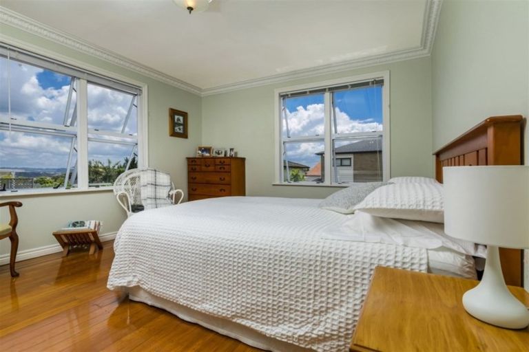 Photo of property in 3 Hillary Heights Avenue, Glendene, Auckland, 0602