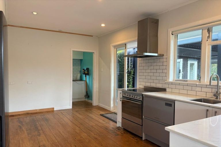 Photo of property in 17b Brookfield Road, Te Atatu Peninsula, Auckland, 0610