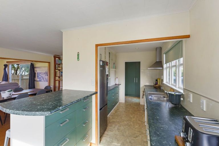 Photo of property in 98 Field Way, Waikanae Beach, Waikanae, 5036