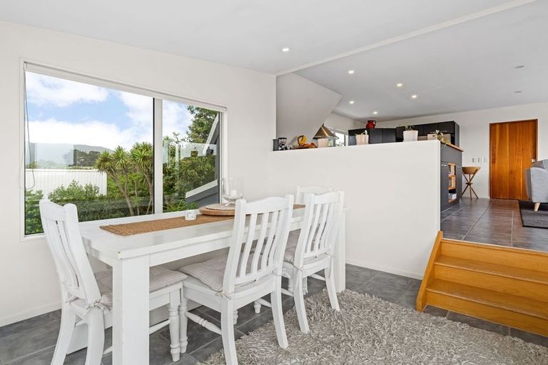 Photo of property in 18 Marram Way, Peka Peka, Waikanae, 5391