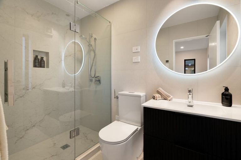 Photo of property in 2 Knights Close, Rothesay Bay, Auckland, 0630