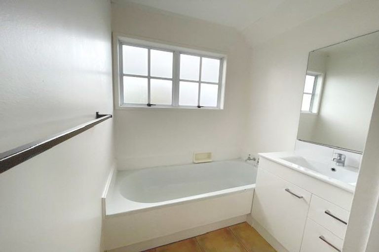 Photo of property in 1/51 Jillteresa Crescent, Half Moon Bay, Auckland, 2012