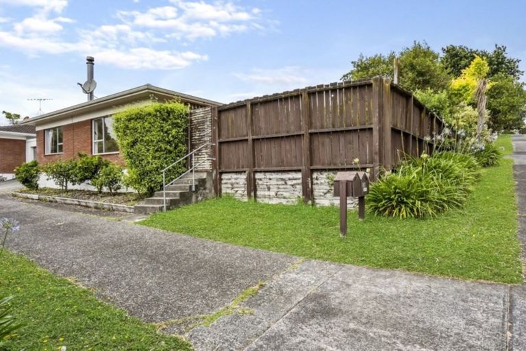 Photo of property in 1/9 Paruru Avenue, Northcote, Auckland, 0627