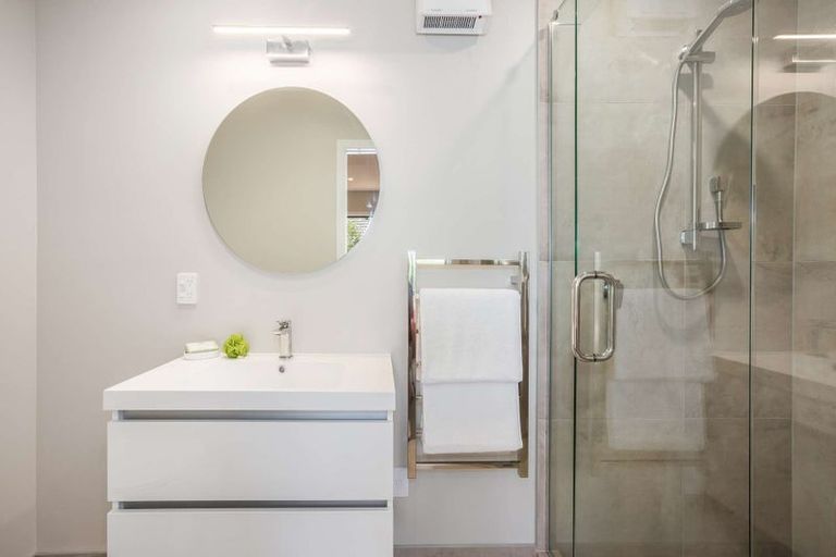 Photo of property in 2/7 Grays Road, Plimmerton, Porirua, 5026