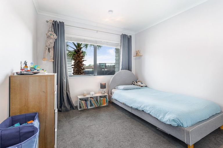 Photo of property in 16 Aitkenhead Court, Parakai, 0830