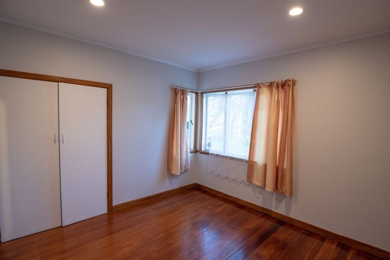 Photo of property in 9 Bishop Street, Green Bay, Auckland, 0604