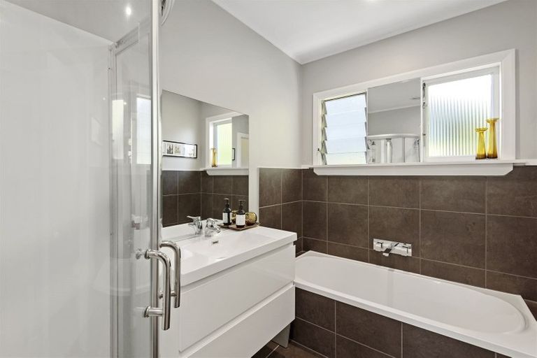 Photo of property in 215 Centaurus Road, Saint Martins, Christchurch, 8022