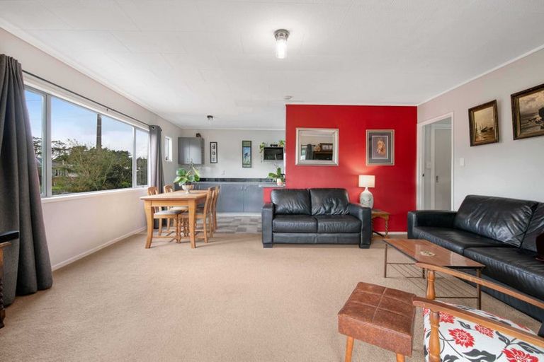 Photo of property in 6 Parakai Avenue, Parakai, 0830