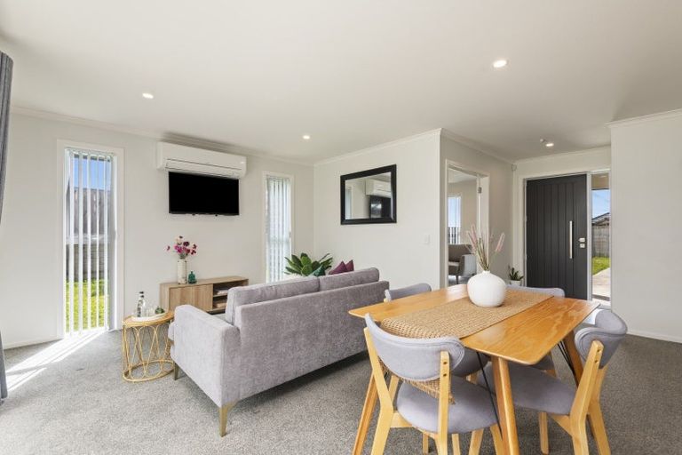 Photo of property in 13 Mediterranean Grove, Fitzherbert, Palmerston North, 4410