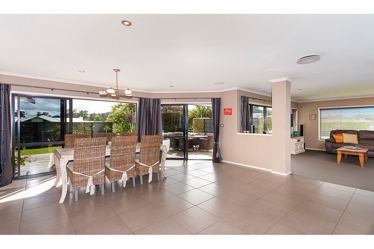 Photo of property in 4 Calderwood Close, Waiuku, 2123