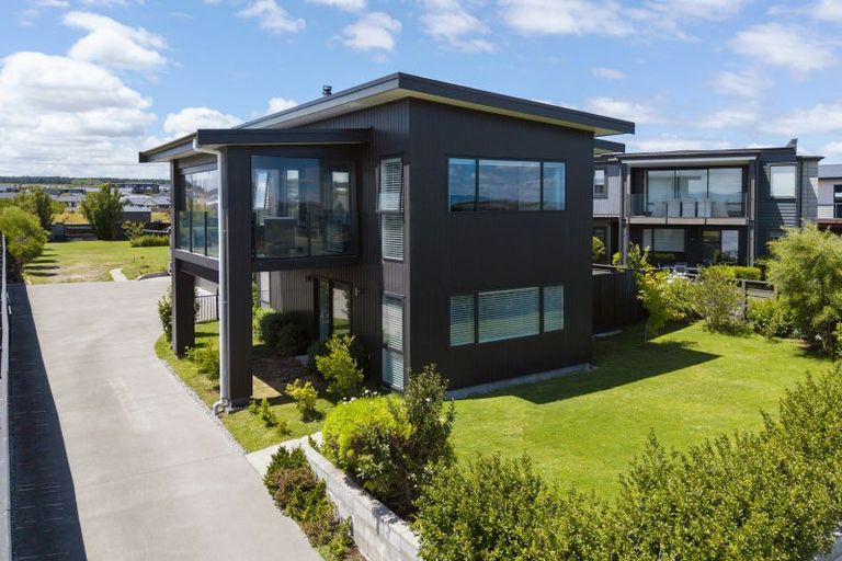 Photo of property in 14 Pukenamu Road, Rainbow Point, Taupo, 3330