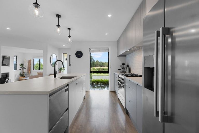 Photo of property in 43 Coutts Way, Fitzherbert, Palmerston North, 4410