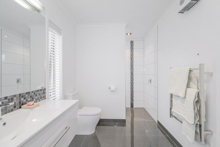 Photo of property in 18 Roseberry Place, Whitianga, 3510