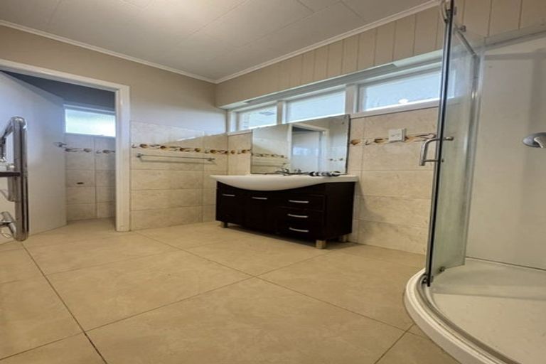 Photo of property in 25 Ellesmere Crescent, Pakuranga Heights, Auckland, 2010