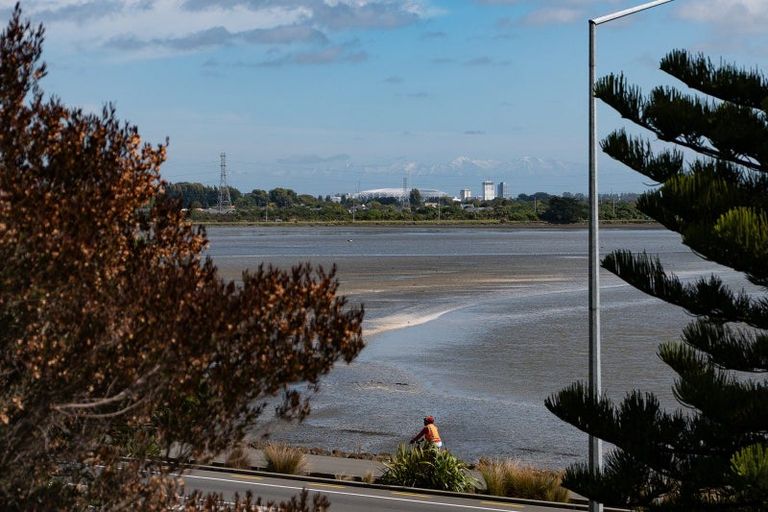 Photo of property in 2/1 The Brae, Mount Pleasant, Christchurch, 8081