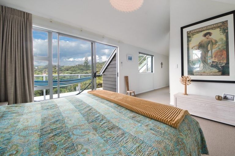 Photo of property in 21 Rayner Road, Piha, New Lynn, 0772