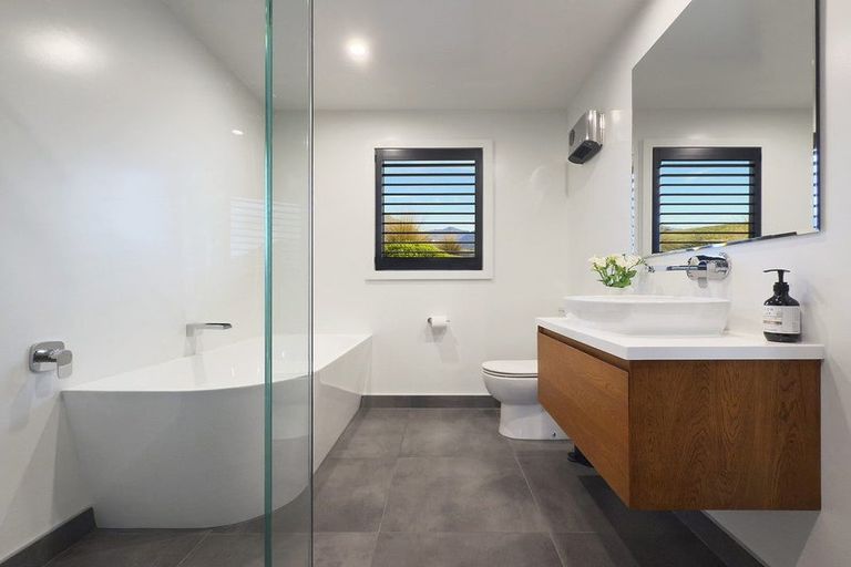 Photo of property in 6a Kinross Lane, Jacks Point, Queenstown, 9371