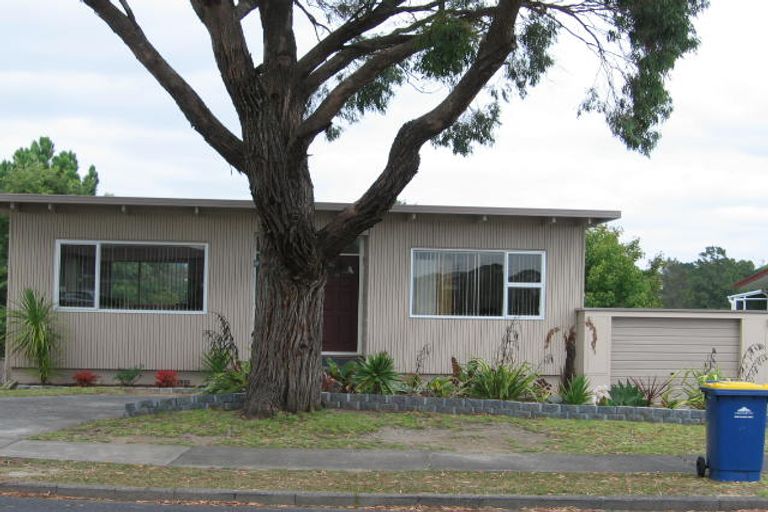 Photo of property in 28 Sartors Avenue, Northcross, Auckland, 0630