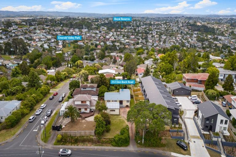 Photo of property in 253 Don Buck Road, Massey, Auckland, 0614