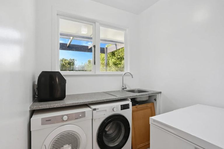 Photo of property in 15 Kingdale Road, Henderson, Auckland, 0610