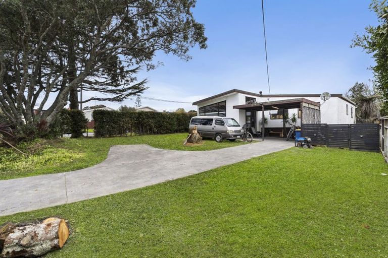 Photo of property in 28 Sunnyhaven Avenue, Beach Haven, Auckland, 0626