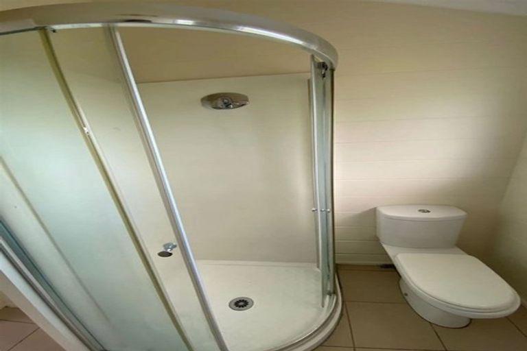 Photo of property in 1/41 Hobsonville Road, West Harbour, Auckland, 0618