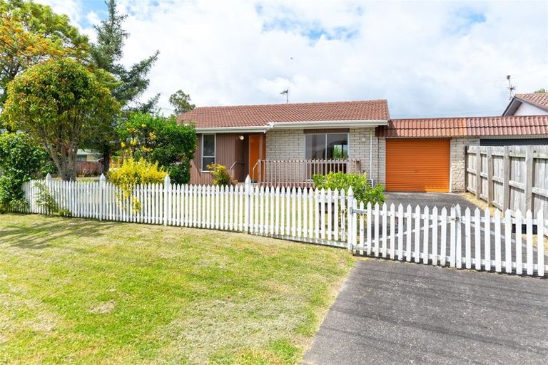 Photo of property in 2/558 Swanson Road, Ranui, Auckland, 0612