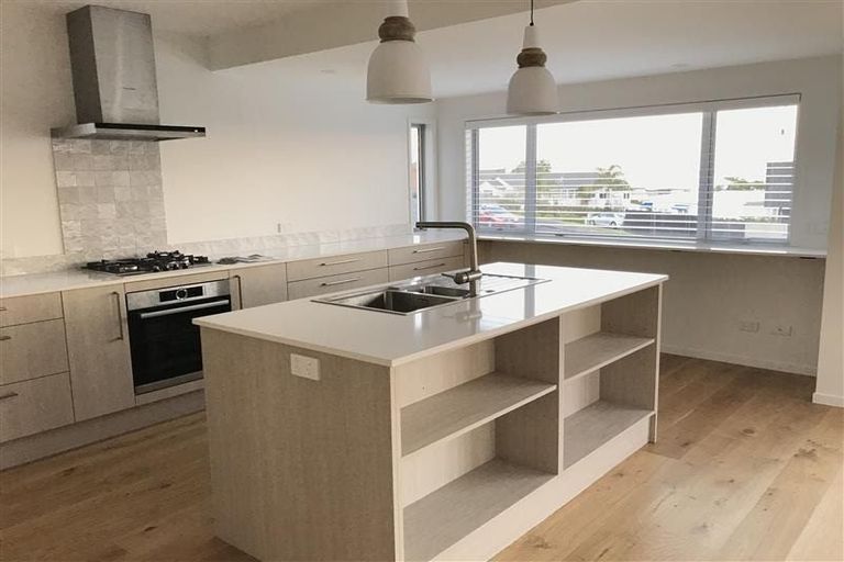 Photo of property in 1/50 Seaview Road, Castor Bay, Auckland, 0620