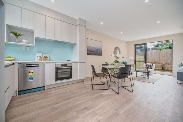 Photo of property in 5d Beach Road, Te Atatu Peninsula, 0610