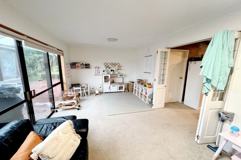 Photo of property in 4 Oystergrove Road, West Harbour, Auckland, 0618