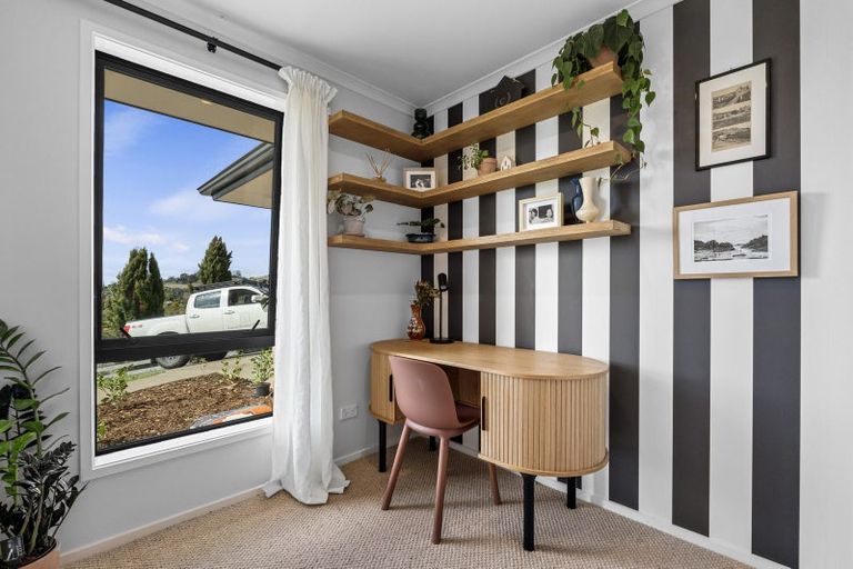 Photo of property in 5 Gavinike Place, Waimauku, 0812