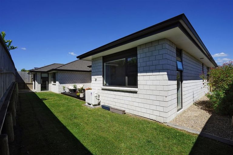 Photo of property in 2 Faber Place, Rototuna North, Hamilton, 3210