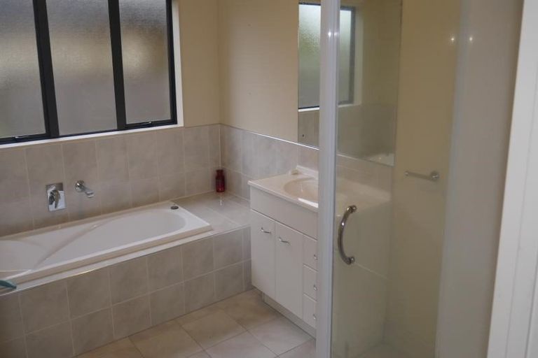 Photo of property in 24 Armstrong Farm Drive, East Tamaki Heights, Auckland, 2016