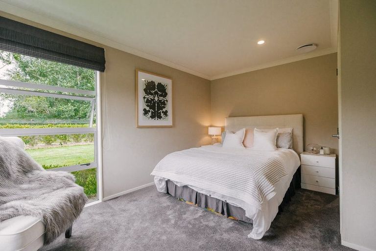 Photo of property in 8 Titirangi Drive, Fitzherbert, Palmerston North, 4471