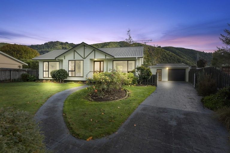 Photo of property in 42 Delaware Grove, Totara Park, Upper Hutt, 5018