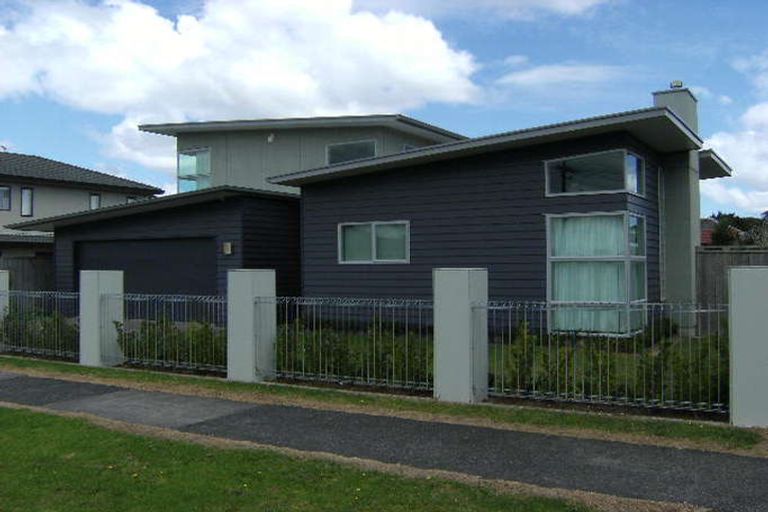 Photo of property in 19d Beach Road, Te Atatu Peninsula, Auckland, 0610