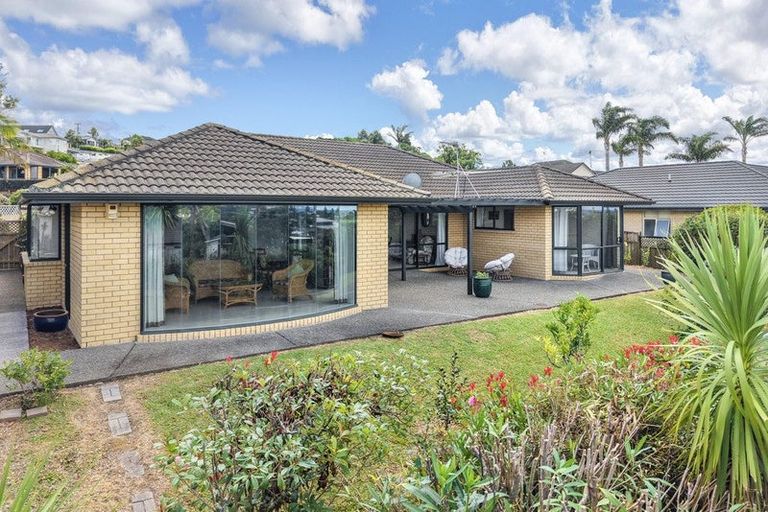 Photo of property in 115 Grovenor Drive, Orewa, 0931