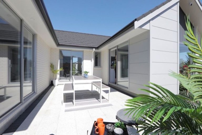 Photo of property in 2 Albizia Grove, Waikanae, 5036