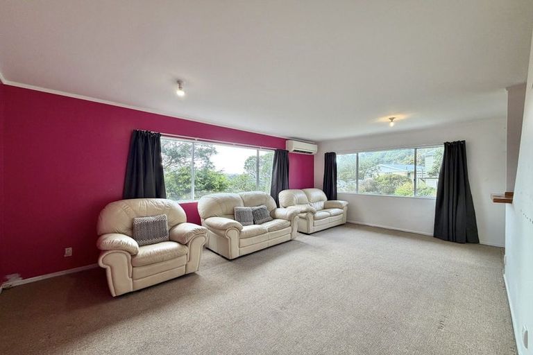 Photo of property in 33 Omega Street, Newlands, Wellington, 6037