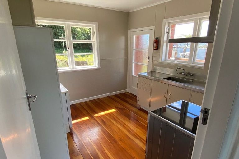 Photo of property in 3 Salford Street, Newlands, Wellington, 6037