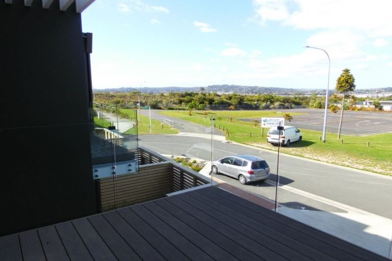 Photo of property in 28 Memorial Park Lane, Hobsonville, Auckland, 0618