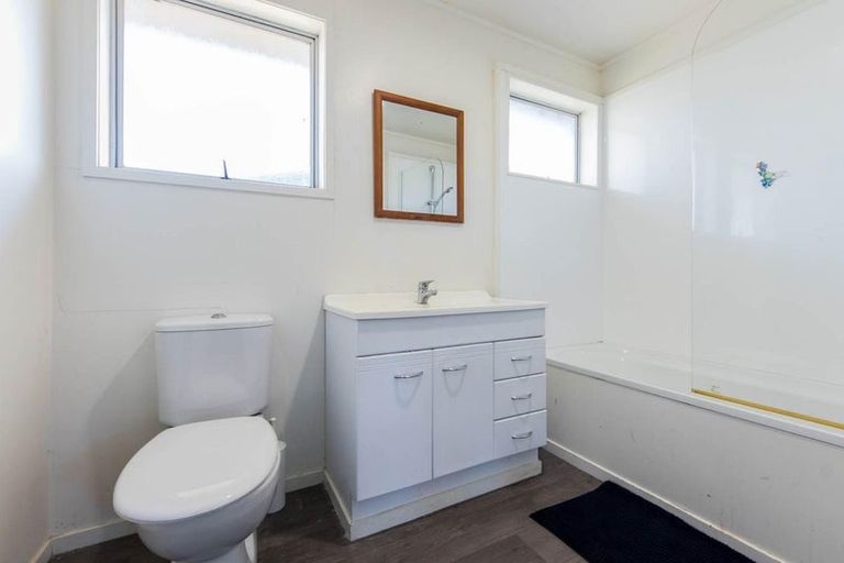 Photo of property in 22 St Catherine Crescent, West Harbour, Auckland, 0618