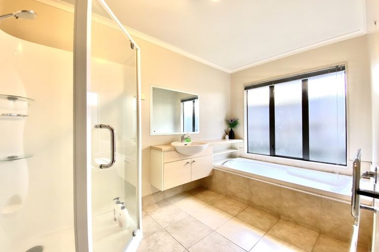 Photo of property in 12 Kalmore Place, Flat Bush, Auckland, 2016