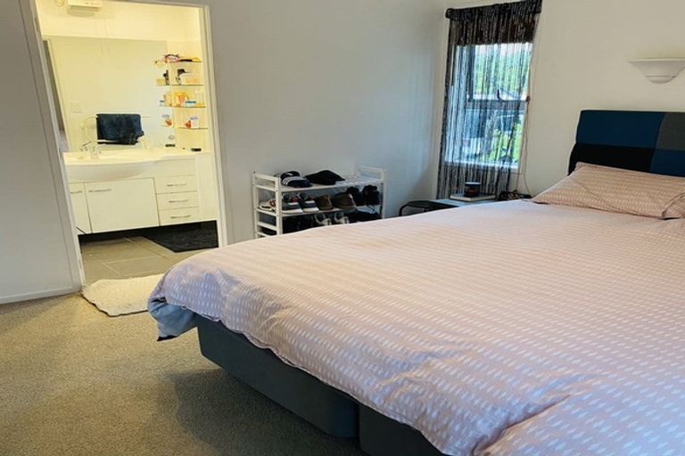 Photo of property in 13 Booralee Avenue, Botany Downs, Auckland, 2010
