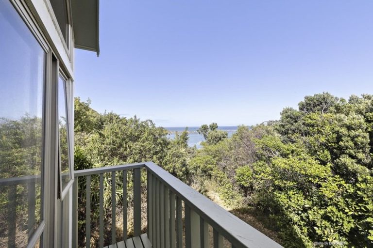 Photo of property in 10 Linwood Way, Island Bay, Wellington, 6023