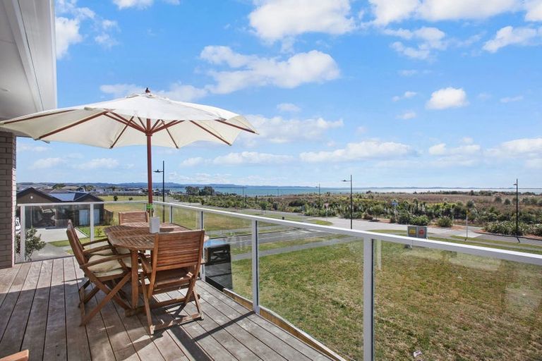 Photo of property in 9 Whata Street, Clarks Beach, 2122