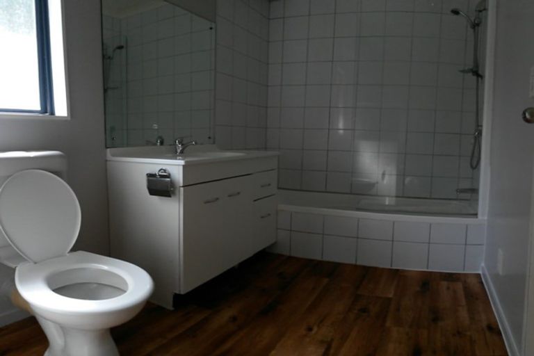 Photo of property in 16 Landow Place, Henderson, Auckland, 0612