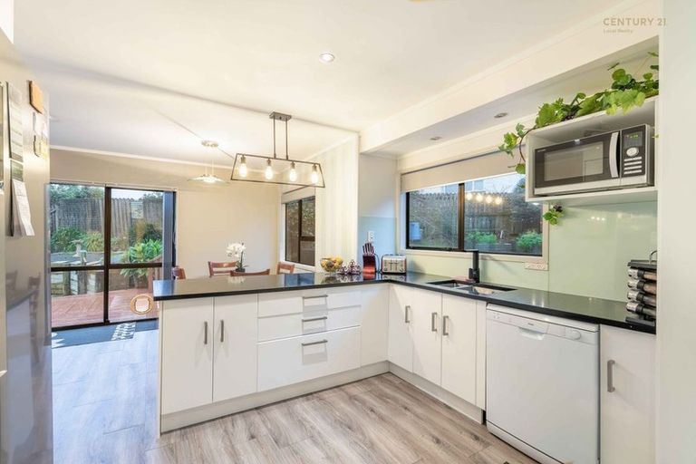 Photo of property in 5 Palmetto Place, Goodwood Heights, Auckland, 2105