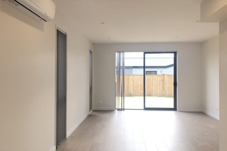 Photo of property in 2/21 Akoranga Drive, Northcote, Auckland, 0627