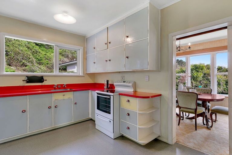 Photo of property in 84 Newlands Road, Newlands, Wellington, 6037